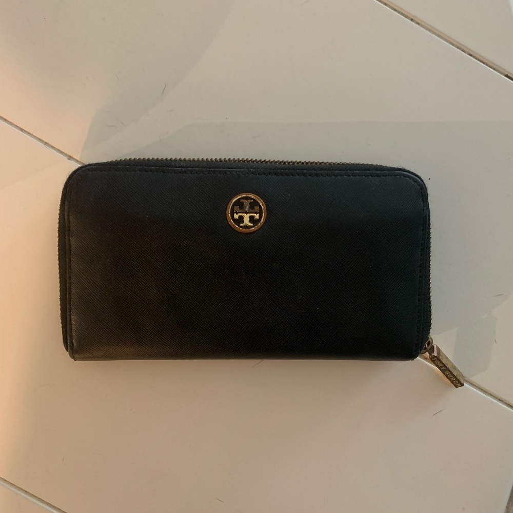 TORY BURCH BLACK ZIPPERED WALLET
